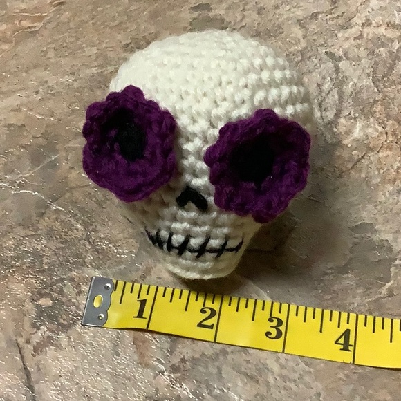 Crochet skull with purple flower eyes - Picture 8 of 8